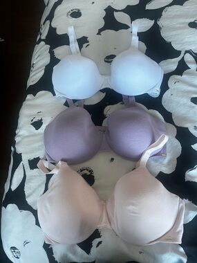 Lot of three Seamless T-Shirt Bras- Lavender, Blush & White